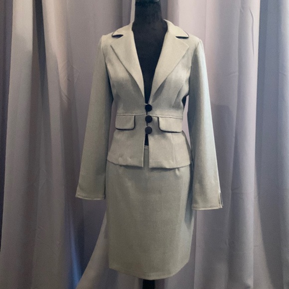 Classic tailored two piece suite CHARLOTTE RUSSE. Size 7/8. Perfect condition! - Picture 1 of 16